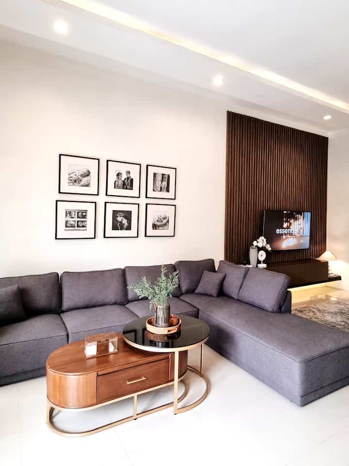 Terisi satu persatu. Ruangan yg kami beri istilah “lapangan bola” karena memang sangat luas dan kosong. Sudah terisi dengan 2 area yg sangat fungsional yaitu living room dan family room. Memang masih jadi satu tanpa sekat. Ternyata hal tersebut membuat suasana lebih mewah dan cantik dg perpaduan tone abu2 dan wood. Ruangan baru yg kami juluki relax room, jadi tempat kami berkumpul keluarga akhir2 ini di malam hari.. #familyroom #tvroom #familyroomideas #livingroomideas #homedecor #homeinspo #homejourney