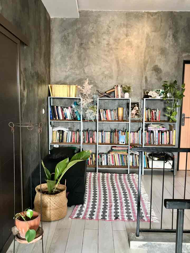 Mini Library,
Tempat santai dan me time. Sesekali tempat curhat dan kumpul keluarga. 

#rumahindustrial 
#rumahdeveloper
#ruangperpustakaan
#minilibrary
#bogor
