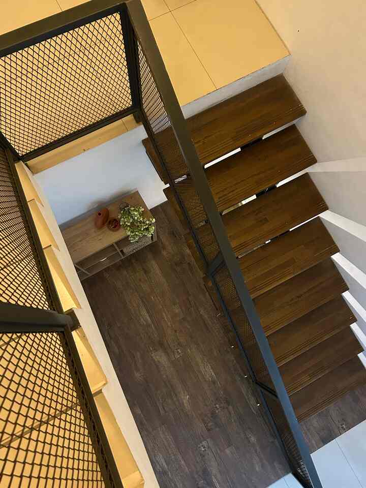 Tangga di #boemisaturnus menggunakan material besi dan kayu ala #industrial #inspirasitangga #tanggabesi #tanggakayu #industrialhouse