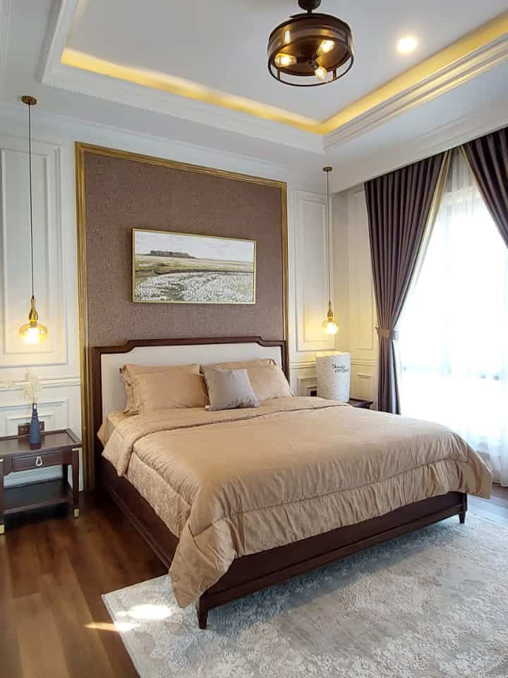 Kamar Tidur Modern Classic

Selamat Pagi semua🤍

Aku mau share dekorasi Kamar Utama di Rumah Shelica dimana menggunakan teman modern classic sesuai dengan tema fasad di rumah ku. Untuk kamar utama ini aku memilih warna coklat sebagai main color di ruangan ini biar terkesan adem, nyaman, dan tenang untuk beristirahat di kamar. Kamar ini memiliki banyak pencahayaan sehingga cukup hemat listrik di siang hari.

Semoga menginspirasi🤍

#rumahshelica #cisauk #bsd #serpong #homedecor #bedroom #livingwithkids #bedsidetable