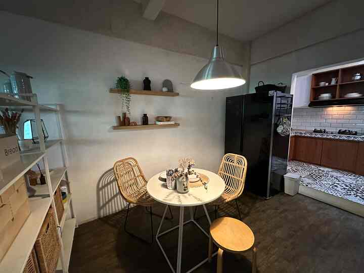 DINING ROOM

Penataan saat ini lbh ke intimate sih 😁 krn cm bs 3 org max yg makan bareng dsni. Jd lbh sering aku berdua suami atau sm teman yg lg berkunjung.

Dekornya simple aja biar meja makan yg sizenya terbatas jg ngga tll penuh dekorasi. Cukup 1 vas di meja dan biar inviting buat mkn dsni aku pilih peralatan makan yg estetik.

Dining room didekor simple cm pasang ambalan dg peletakan printilan dekorasi. Ada 2buah rak berjejer dg storage2 berbahan natural pinus/rotan spy tetap eye pleasing sbg partisi dari area penyimpanan sepatu.

Smoga menginspirasi 🤗✨

#kitchenroomdecor #diningroomdecor #kitcheninspo #ruangmakan #interiorruangmakan #scandinavian #kitchenideas #diningroomideas #kitcheninspiration #diningroominspiration