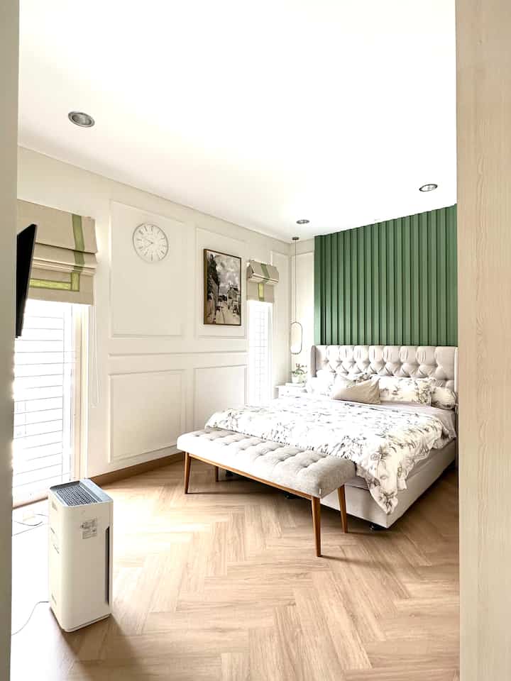 Master bedroom

Master bedroom bertema vintage classic, dibuat senyaman mungkin dan pemilihan warna yang cerah. Kami pilih lantai SPC motif kayu daripada keramik supaya lebih cozy dan hangat, dengan motif herringbone supaya lebih terkesan classic dan vintage. Untuk lampu tidur kami pilih lampu warm white berdesain simple. Untuk tidur lebih nyaman, kami pilih sprei berbahan organic silk yang halus dan lembut di kulit. #cozybedroom #dekorasikamartidur #inspirasikamartidur #rumakoes #masterbedroom #jakartabarat #rumahcluster #classicvintage