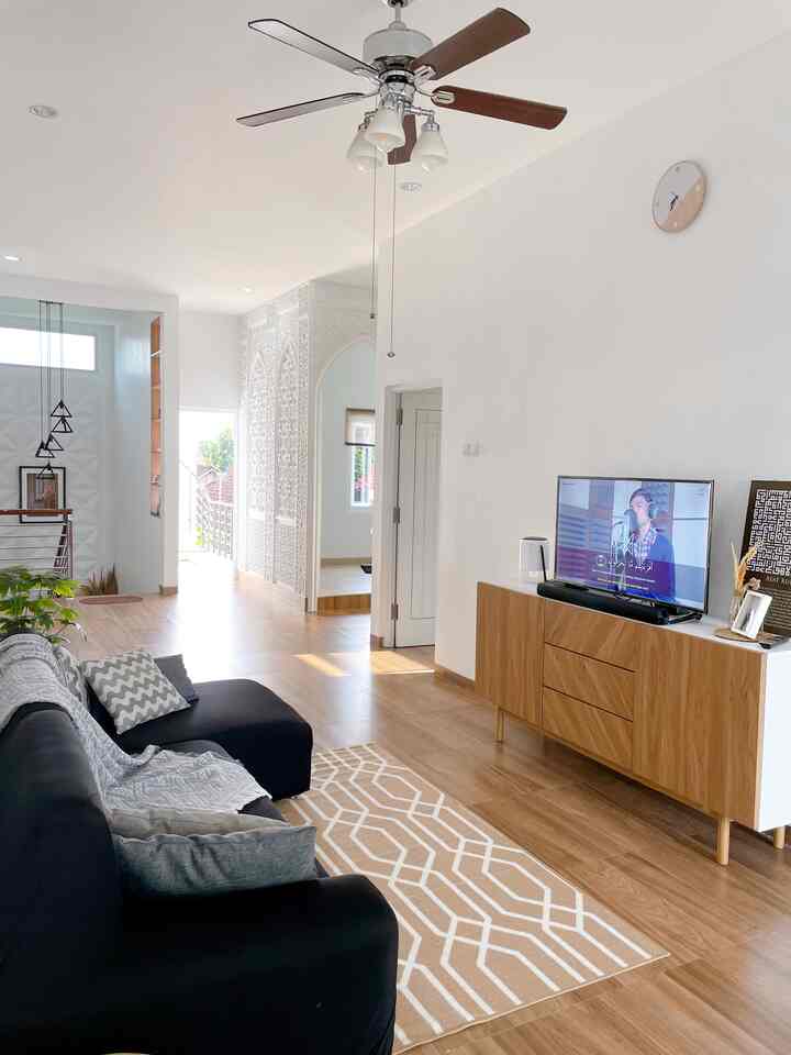 Ruang tv atau family room tempat seluruh keluarga berkumpul dan bersantai. 

#rumahminimalis #ruangtv #ruangkeluarga #ruangsantai #japandi 