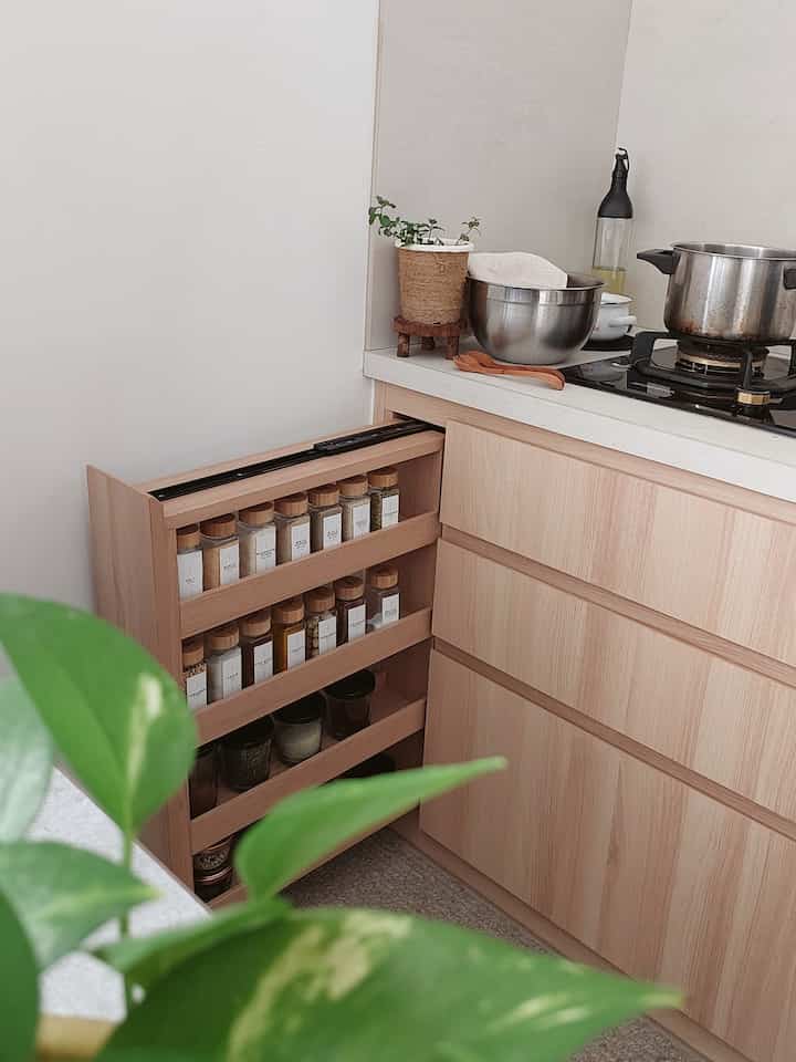 Memasak merupakan bagian dari keseharianku. Karena dilakukan setiap hari, aku jadi punya banyak koleksi bumbu.

Di dapur sebelumnya, aku meletakkan semua bumbu dapur ku di atas meja dapur. Semua botol yang terekspos ini membuat botol bumbu menjadi mudah kotor dan berminyak.

Jadi ketika merencanakan renovasi, aku mendesign rak ini supaya dapat menyimpan semua botol bumbu ku.

Lokasinya ada di dekat kompor supaya bisa mudah diakses saat dibutuhkan.

Dengan menggunakan rak seperti ini, botol2 bumbu ku jadi lebih rapi dan bersih.

#dapurminimalis #tempatbumbu #rakbumbu #kabinetbumbu #kitchenstorage