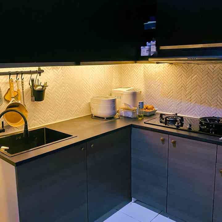 🍴Dapur asli aku sebelum ini bawaan developer, jadi pakai meja cor bahan keramik dengan tinggi yang tidak sesuai (terlalu rendah), jadi aku dan suami putuskan untuk merombak keramik itu dan ganti dengan cabinet Knoxhult dari Ikea.

Ini dapur low budget versi aku, saat renov tidak mengganti cabinet atas (kondisi masih bagus), jadi hanya buat backsplash dan pakai cabinet bawah.

Untuk dekorasi sendiri aku tidak pakai dekorasi apapun di dapur ini karena dapur ini dipakai untuk masak setiap hari, jadi agak repot dibersihkan kalau banyak barang diatas top table nya.

💸 Tips aku saat ingin merenov dapur: harus pakai tukang yang berpengalaman dan jangan sampai salah memilih keramik untuk backsplash (penting juga: tukang harus punya pengalaman dalam  memasang keramiknya), karena ini pengalaman pribadi aku.. tukang nya kurang bisa memasang keramik.. akibat nya backsplash dapur jadi tidak rapih🥲.

#LowBudgetKitchen #LowBudgetKitchenMakeover #LowBudgetKitchenInspiration #greynaehaus #dapurkecil #dapurikea 

