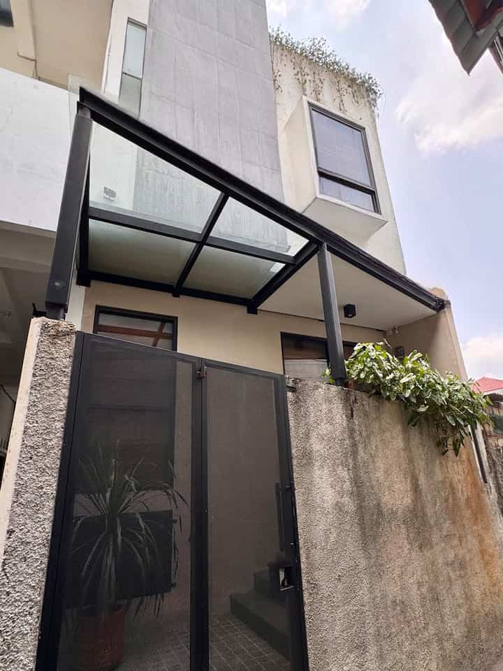 Tiny House Living High berada di dalam gang, namun lokasi strategis di tengah kota. Luas tanah 44m tidak membuat kami urung memiliki banyak ruang. Rumah ini kami bangun sesuai kebutuhan dan karakteristik kami. Ruang favorit kami tentunya di livingroom yang menyatu dengan kitchen dan dining room. Seluruh penghuni berbaur di ruang ini, saling bercengkrama, tertawa, bercerita hari-hari.

#homesweethome #myhomestory #myhomejourney #tinyhouselivinghigh #rumahdalamgang #japanesemidcentury
