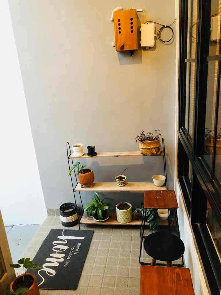 Entrance and Terrace

Stool kayu dan besi ditambah coffee table,rak tanaman dengan anak hijau yang blm banyak cukup mempresentasikan terrace yang lumayan homy

#entrance #terace #teras #homedecor #terasminimalis #homedesign