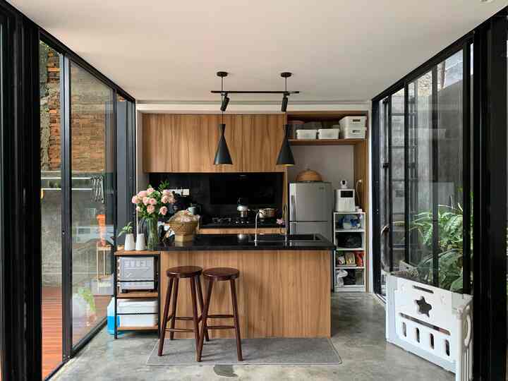 Dapur adalah tempat yang sempurna untuk berbagi kehangatan dan cinta dalam sebuah keluarga. Kami senang menghiasinya dengan alam. Hari ini saya membawa bunga untuk menyegarkan pandangan dan aroma.

Wangi nya selalu bikin aku bahagia 😊

investasikan bunga segar untuk meningkatkan mood Anda sepanjang minggu

#dapur #kitchenstyling #dapur #dapurmodern #whiteinblack #industrial #modern #natural #decoration #flowers #openspace #island