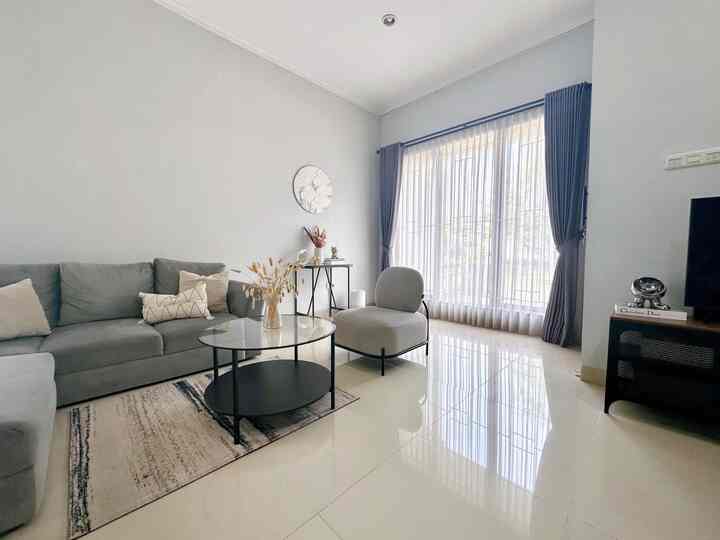 Hi Welcome!! 
Dirumah ini sebenarnya tidak ada tema khusus,bisa di bilang ini mungkin gabungan scandinavian dan modern minimalis,diikuti dengan furniture di living room yg dominan berwarna netral dan sedikit sentuhan item perintilan dekorasi yg setiap minggu nya kadang berpindah pindah posisi 😁
Rumah kami juga mengusung konsep open space yg dimana living room dan dining room menyatu serta hampir semua area terlihat dari berbagai sudut


#scandinavian #modernminimalist #homedecorinspo #aesthetichomedecor #livingroom