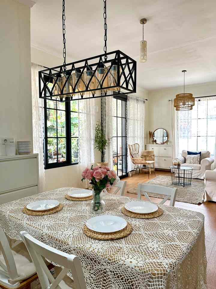 Peralatan dan dekorasi bagian dapur dan ruang makan kami sebagian besar membeli di Ikea, karena pilihannya sangat bervariasi dan cocok dengan tema Scandinavian.

#ruangmakan
#mejadapur 
#homestyling
#homecafe 
#mejamakan 
#dekorasiruangmakan
