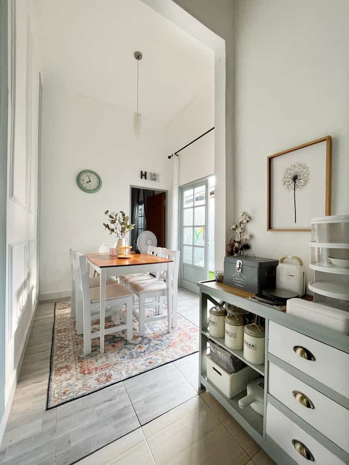 Karena rumah ini berukuran sedang 11x11 M
Kami memiliki dapur dan ruang makan yang cukup lumayan lega.
Dapur dengan size 4x 3 Meter
Dan ruang makan 2,6x2,6 Meter 
Langit- langit tinggi 3,5 M

Dapur memiliki banyak sekali furniture
Dari kabinet costum
Dan lemari lemari kecil.
Karena dana terbatas kami mengcostum furniture sesuai kebutuhan dan pertambahan barang. 

Dekorasi aku menggunakan lampu gantung gold di dapur, lampu gantung silver diruang makan dan sebuah kitchen island di dapur yang bisa dipindah-pindah. #mydreamhouse #bighouseinspo #rumahbesar #rumahyasmine #farmhouse #inspirasiruangmakan 