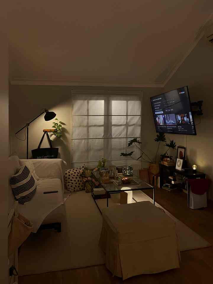 Kalau di malam hari, saya selalu memilih lampu kecil yang banyak ketimbang lampu besar 💡 #nightvibe #livingroom #rumahestetik #dekorlowbudget #rumahmungil 