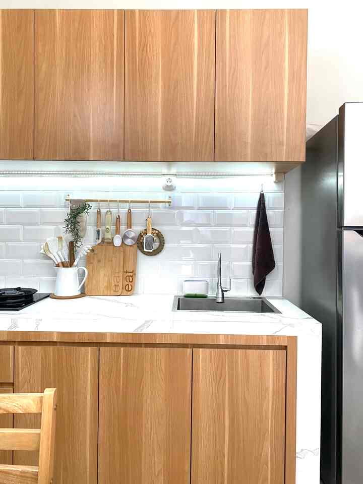 kali ini ak mau share ttg dapur japandi ku..
kenapa sih aku memakai jasa profesional design interior untuk mendesign kitchen set?
karena agar fungsi dari kitchen set menjadi lebih maximal dan modelnya jg sesuai dg tema yg aku inginkan, aku khawatir modelnya tidak sesuai dg tema dapur ku jika aku yg mendesignnya sendiri karena aku memang tidak punya basic di bidang itu.

untuk Design interior yg membantu aku bernama mbak Agri, yg merupakan part of Sakana home decor.
Pertimbanganku memilih jasa Design interior  karena menurutku dengan kita memakai Design interior itu hasilnya sudah pasti bagus dan tidak mengecawakan karena dikerjakan oleh ahli nya, apalagi untuk kitchen set / furniture custom lainnya karena akan dipakai dalam jangka waktu yg lama jadi harus betul2 yg berkualitas bikinnya..

prosesnya pengerjaannya lumayan cepat karena untuk pengerjaannya di handle oleh tukang yg merupakan part of Sakana home decor itu sendiri, jadi sangat2 recommended deh ☺️🫶🏻

semoga menginspirasi yah ✨

#bangunrumah #renovasirumah #interiordesigner #arsitekrumah