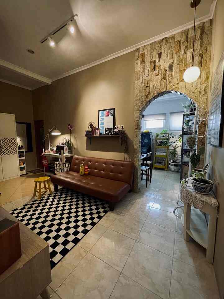 Aku memilih tema midcentury modern untuk rumahku. Bisa dilihat dari living room yang terlihat sangat beragam dekorasinya. Dari sekian banyak dekorasi dirumah ini, hampir seluruhnya memiliki keistimewaan. Karena, aku yang memilih dan mengatur penempatannya sendiri 😀
Untuk mencapai style tersebut aku menonjolkan karpet dan kursi yang menjadi elemen pendukung utamanya. #midcenturymodern #roomdecorinspo #aesthetichomedecor #rumahmungil #minimalis #rumahdeveloper #solo #livewithkids #decorlowbudget 