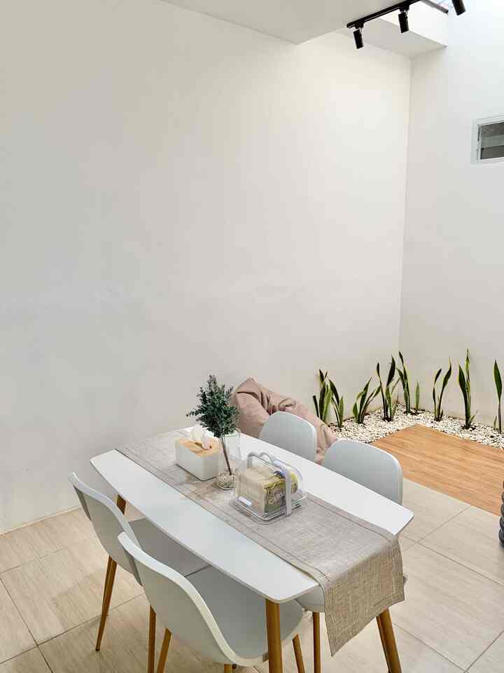 Dining Room Sky View 🍽️🌥️
Sebelum jadi tempat makan keluarga, meja makan di foto ini pernah jadi tempat kerja sebelum punya meja kerja dengan penempatan yang berbeda. Sekarang sengaja kami tempatkan ditengah antara dapur (kiri) dan mini inner courtyard (kanan). Penempatan ini kami anggap pas karena dekat dengan dapur dan juga taman mini dengan atap skylight. Membuat suasana seru ala cafe outdoor saat makan, karena view langit dan tanaman hijau. 

Kelebihan punya atap skylight sliding (buka tutup) di belakang ini bisa menghemat penggunaan listrik 🔋, mengurangi pemakaian lampu, asap dan bau masakan saat memasak bisa langsung keluar dan berganti udara baru yang bersih, yang gak kalah seru skylight layaknya dimmer lighting alami; maksudnya.. saat terang bisa tiba2 redup jika ada awan yang bergerak menutupi matahari ⛅️

#DiningRoomDecor
#DiningRoomIdeas
#DiningRoomInspiration
#Skylight
#rumahmungil 
