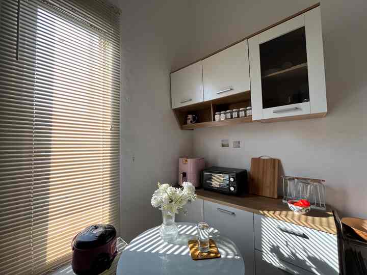 Slow Makeover Tiny Home 30m2🏡

Hai! Aku mau cerita tentang rumah pertamaku. Bersama suami, kami membeli rumah ini untuk tempat berpulang setelah lelah bekerja.

Namun, karena keterbatasan biaya, kami memilih rumah subsidi dengan luas 30/60. Sangat mungil bukan? Namun karena cocok dengan budget dan dekat dengan pusat kota, kami akhirnya memilih rumah ini.

Sudah 3 bulan kami tempati, dan kami baru mendekorasi area dapur dan tempat tidur. Karena ruangan tersebut yang paling sering kami gunakan. Kami mendekorasi ala minimalist dengan warna netral agar tidak terkesan sempit.

Untuk area living room, fasad, dan kamar mandi–masih “polosan” dan belum kami dekor sama sekali.

Semoga segera bisa renovasi rumah ini agar makin nyaman untuk ditinggali 💌 karena bagi kami, rumah yang ideal adalah rumah yang bisa menjadi tempat paling nyaman untuk pemiliknya. Meskipun kecil, dapat menjawab segala kebutuhan.

#MyHomeStory #MyHomeJourney #HomeSweetHome #minimalist #30m2 #rumahmungil #rumahsubsidi