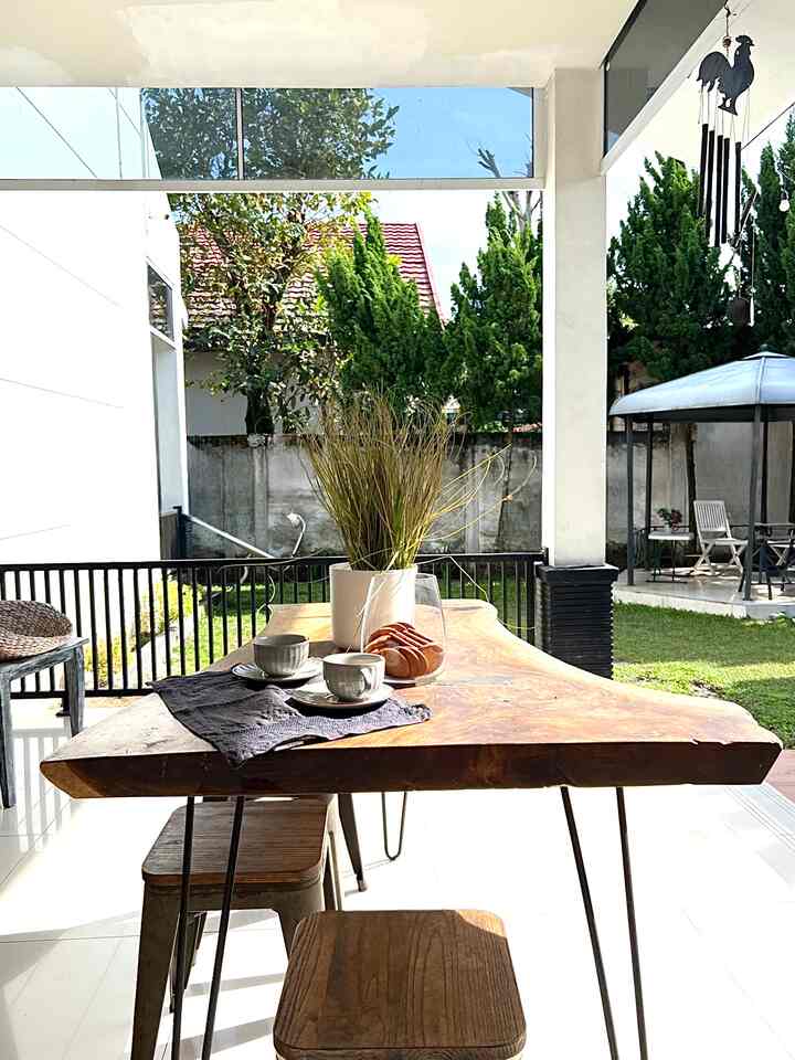 Rumah Dengan Halaman Belakang Tempat Berkumpul.
Memang sejak awal pembangunan ini adalah konsep utama rumah kami.

Dibangun di atas lahan seluas 500m2,namun hanya sebagian yang dipakai untuk bangunan (200m2).
Lainnya dimanfaatkan sebagai area terbuka tempat berkumpul keluarga di halaman belakang.

Backyard adalah area outdoor favorit keluarga dan kerabat yang datang untuk acara di rumah,seperti ngopi dan barbeque.Terdapat teras luas untuk area bersantai semi outdoor.Juga ada area laundry menjemur pakaian.

Gazebo biasanya dipakai untuk aktifitas hobi kayu suami.Akses menuju gazebo dan halaman belakang langsung dari teras rumah tanpa perlu masuk ke dalam rumah.Bagi kami rumah ideal adalah rumah dengan keterbukaan untuk berbagai aktifitas menyenangkan.
#myhomestory
#myhomejourney
#homesweethome
#homewithbackyard
#rumahidaman
#rumahdantaman