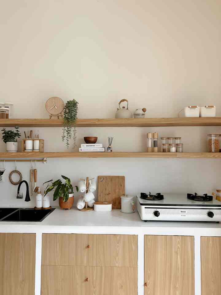 Dapur ini bernuansa wood and white, dimana warna yang kami gunakan dominan putih dan motif kayu. Selain itu, juga ada variasi warna hitam di beberapa item, dan hijau dari tanaman artificial yang mebuat dapur ini lebih fresh… 

#inspirasidapur #dapurwoodandwhite #wabisabikitchen #dapurminimalis 