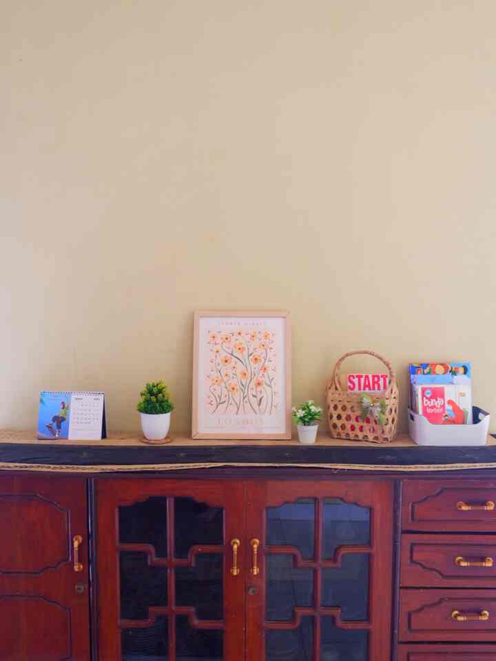 masih area living room. Bufet ini sudah ada di rumah ini berpuluh tahun-katanya

#bufet #livingroom #rumahkontrakan #ruangandesma #ikea #kayujati #kontrakan