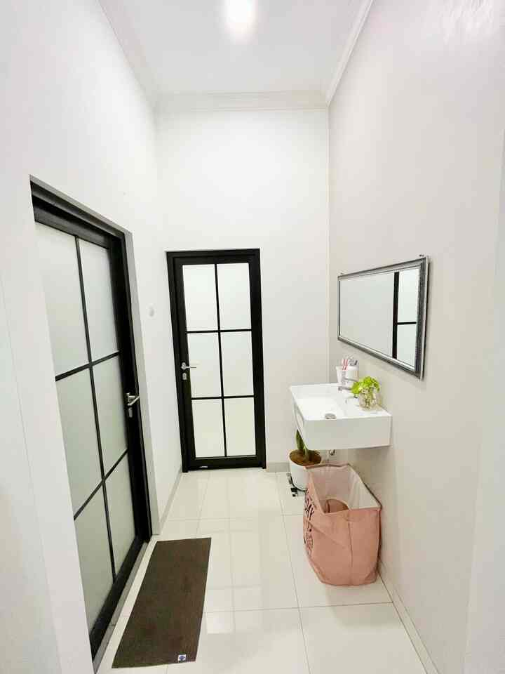 Wastafel Area.
Rumah valge memiliki 2 kamar mandi dan wastafel dalam satu area ✔️
Karena kami tidak suka kamarmandi didalam kamar, maka kedua kamar mandi di design berdekatan.
Dengan wastafel di depan pintu kamar mandi..
Area wastafel kami letakkan sikat gigi, handwash dan laindrybag.
Juga kami tambahkan tanaman sansivera hidup dan sirih gading, selain untuk estetika kedua tanaman ini dapat membersihkan udara di sekitarnya.🌿
#wastafel #wastafelputih #wastafelarea #kamarmandi #homestagram #homedecor #dekorasiwastafel #wastafelmodern #modernminimalis