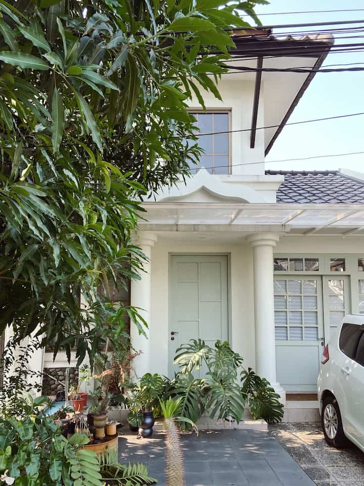 Rumah kami terletak di kompleks perumahan tua dan kami terpesona dengan fasadnya yang unik sehingga kami menjaganya apa adanya. Ia memiliki profil unik yang tidak lagi dimiliki oleh perumahan modern.

Sepanjang jalan kami menambahkan pintu dan jendela tambahan untuk menyegarkan fasad, dan kami mengecatnya dengan warna hijau kolam lilly. Kami berharap tetap mempertahankan pesona aslinya tanpa banyak mengubahnya 🏡

#DesainFasad
#IdeFasad
#InspirasiFasad