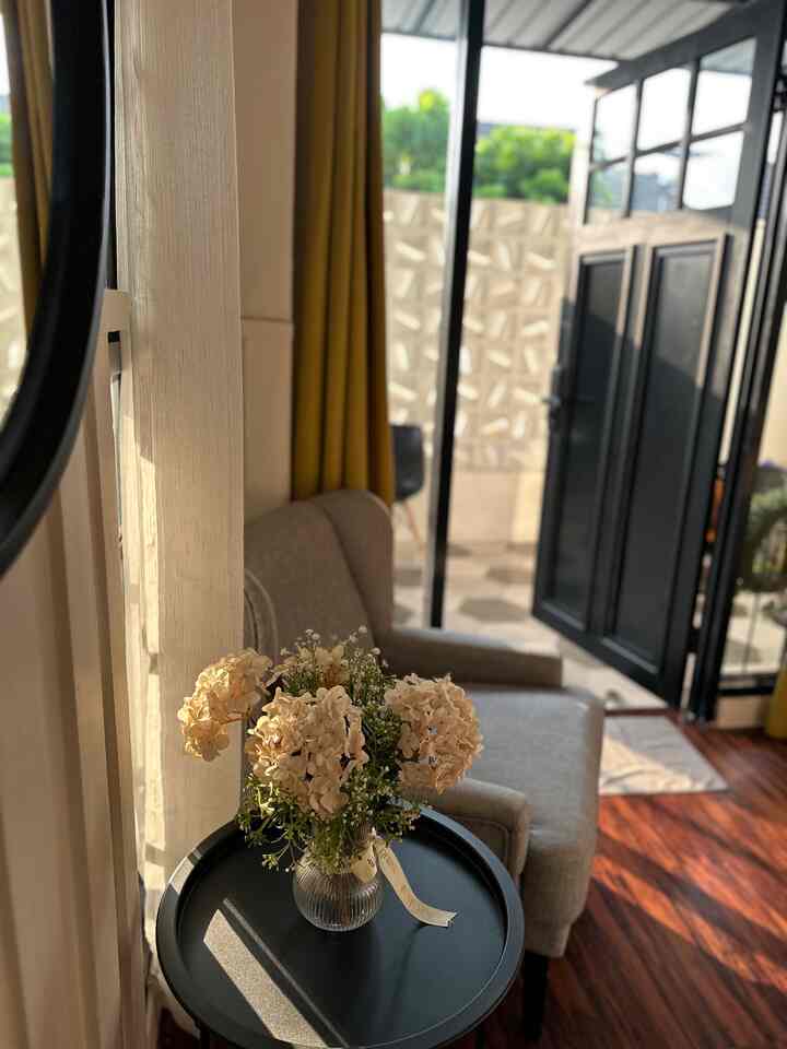 This my house.. tidak besar, namun nyaman untuk keluarga kecil kami. Di slide 1 ada foyer yg jd favorit aku dirumah, karena disini tempat aku cari inspirasi sambil ngopi hehe.. Di slide 2 ada livingroom yg setiap harinya adalah tempat berkumpul aku dan keluarga💛.. Dan di slide 3 adalah area aku ootd karena suka banget sm kaca besar jadi di aplikasikan pada pintu geser ini🫰🏻
#MyHomeStory #MyHomeJourney #HomeSweetHome #tinyhouse #livingroom #tinyliving