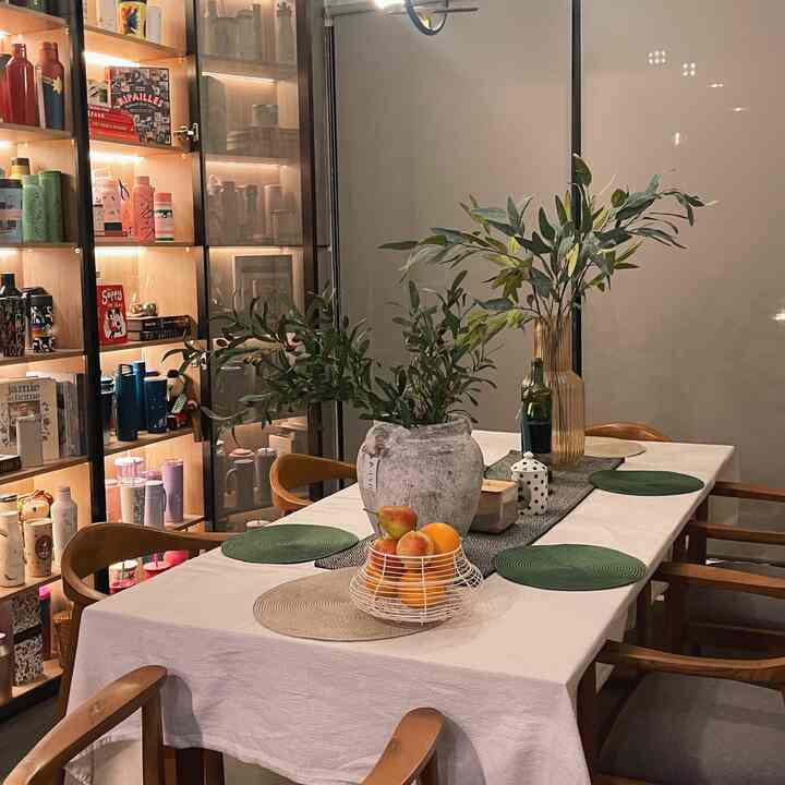 Ruang makan ketika sepi dari tamu kadang menjadi tempat menyimpan banyak barang random, tetapi tetap dengan nuansa rustic hijau dan warm tone menjadikannya maximalist clean. #ruangmakan #dekorasiruangmakan #ruangmakanrustic #diningroom #lemarikoleksi 