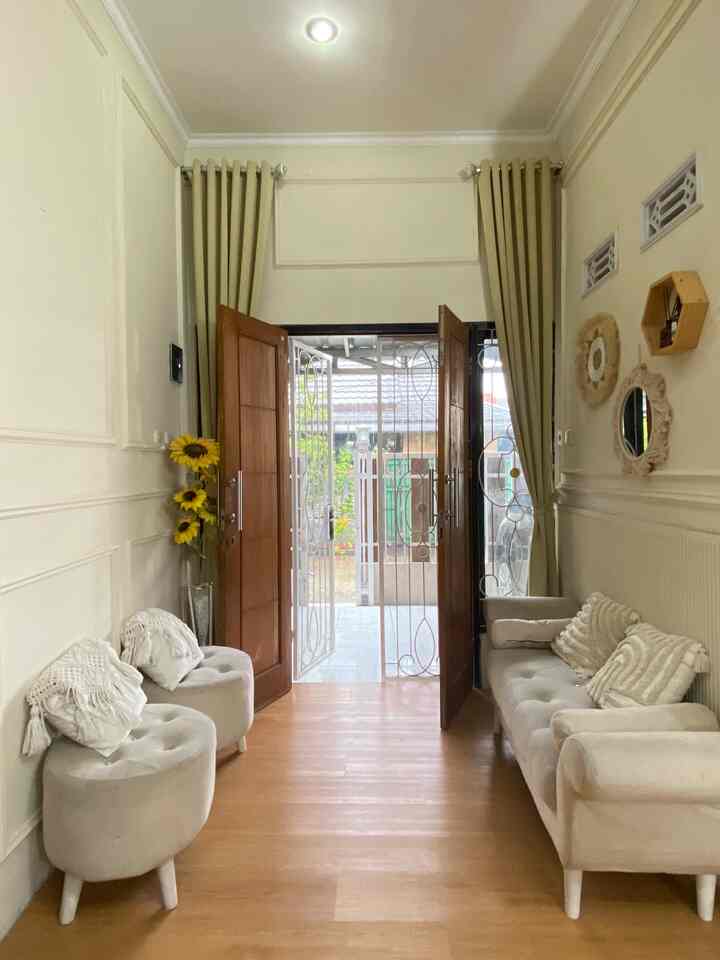 Haii semua, perkenalkan aku Vira 🤗 Ini adalah salah satu ruangan yang ada dirumah ini, sebenarnya ini adalah area foyer, tapi karena lahan yang terbatas maka space ini dimaksimalkan menjadi ruang tamu. Untuk style ruangannya sendiri sebenarnya tidak ada tema khusus, tapi setelah menambahkan beberapa item dekorasi sepertinya ruangan ini mendekati unsur style bohemian yang kental dengan unsur kayu, macrame, dan pajangan bunga kering. Sampai saat  ini aku sangat suka dengan style yang aku terapkan karena memiliki kesan natural, estetik, dan homey. Semoga menginspirasi 🤗 

#bohemian #roomdecorinspo #aesthetichomedecor