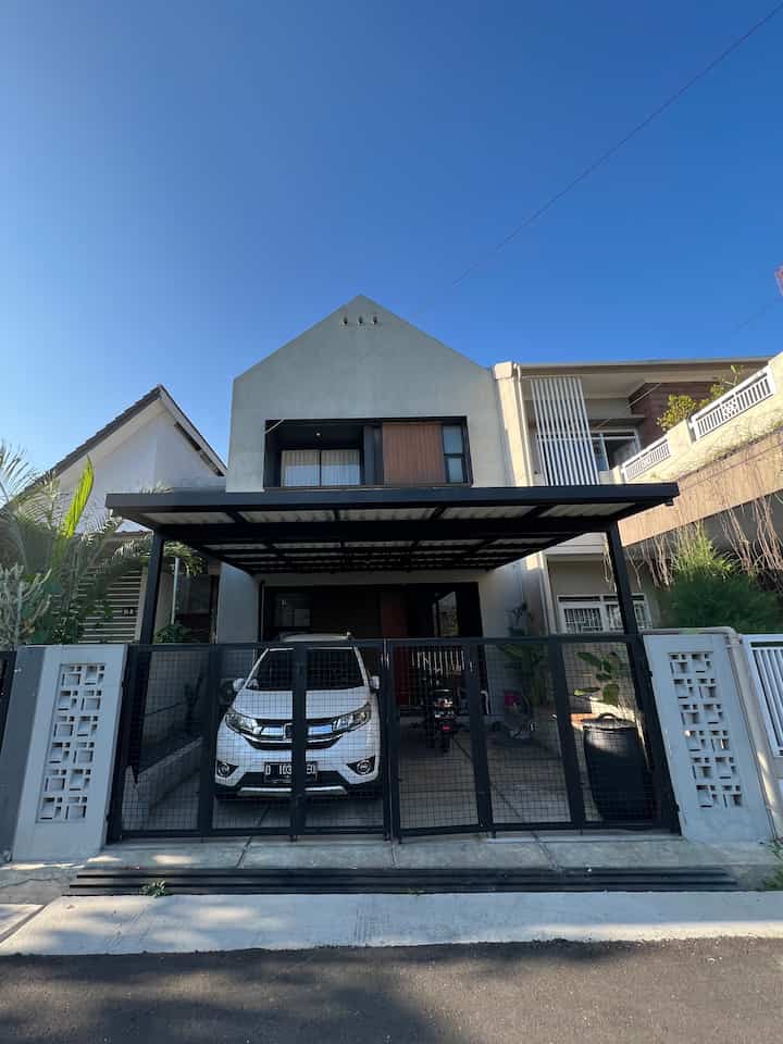 Haloo sahabat Ohouse!

Salam hangat dari rumah_veyla 🤍
Tema fasad kami industrial di dominasi oleh warna abu-abu di dinding, pagar dan kanopi hitam dan diberi aksen nuansa kayu,,
Kami memilih tema industrial karena look nya simple, tidak banyak aksesoris, tp tetep estetik,,
Tips utk pemilihan fasad buat sahabat Ohouse yang lagi renov atau bangun rumah, perbanyak reverensi, cari yang memaksilkan fungi lahan tapi look nya kece,,

#DesignFasad
#IdeFasad
#InspirasiFasad
#Fasad
#FasadRumah
#rumah
#Industrial
#bandung