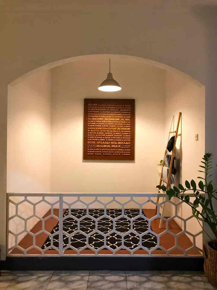 Sebelum direnovasi jadi mushola, ruangan berukuran 2x2,5m itu sebelumnya mungkin jadi storage room karena tertutup penuh. Dinding dan pintu dibongkar, lantai dinaikan sekitar 15cm, jadilah mushola ini karena memang belum ada juga di rumah ini. Agar terlihat luas, partisi dibuat manual dari teakblock yang dibentuk sehingga ruangan ini tetap terlihat luas tapi ada batas jelas yang memisahkan mushola dengan hallway.

#rumahtanpaarsitek #selfinterior #selfrenovation #selfmakeover #diy #ikea #mushola #prayingroom #midcenturymodern #japandi