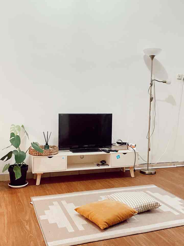 ruang nonton kecil yang kalo hidup sukanya sabfu minggu aja
masih duduk lesehan, berharap kapan2 bisa make over ruangan ini 🫶🏽
#inspirasiruangnonton
#tinyhouse
#tvroom
#rumahminimalis
#inspirasirumahkecil
#rumah96m2 
#rumahpertama
