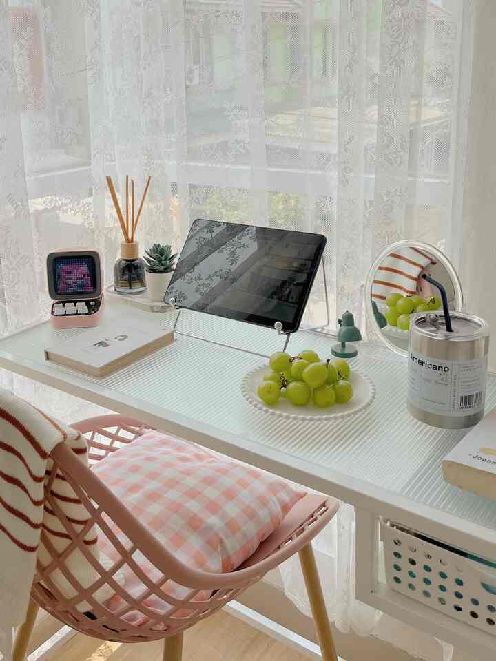 Situasi meja 🍇☕️📖🌿

#hidup perlahan
#Desktop
#dekorasi meja
#inspirasimejakerja
#koreanvibes