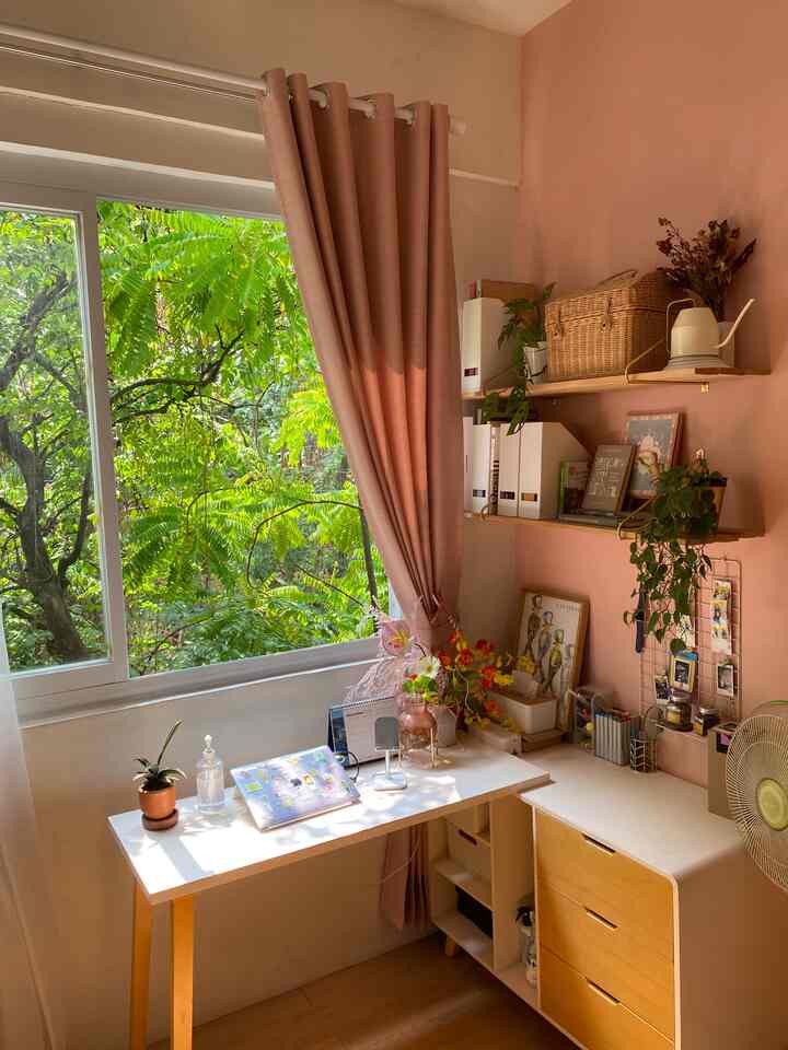 Rak dinding aesthetic-fungsional di area kerja

Buat kamu yang punya banyak barang, rak dinding bisa jadi salah satu solusinya! Untuk penyimpanan dokumen, aku sarankan untuk beli rak dinding dengan lebar 30cm yah! Untuk rak dindingku sendiri ini ukurannya 100x30cm. Aku DIY sendiri untuk menghemat budget!

Little hacks kalao mau rak dinding yang lowbudget bisa beli terpisah ya! Untuk breket rak dinding ini aku beli di Shopee dengan harga 25.000 ajaa! Dan untuk papannya bisa beli kayu jati belanda bekas yang harganya 6.500 dengan ukuran 100x10cm. Jadi total harganya 69.500 aja buat satu rak loh✨

Nah biar agak fancy dikit dan menyesuaikan style artdeco contemporary di kamarku, aku lapisin rak dinding ini pakai gold foil leaf dengan coating biar tahan lama. Ssst soalnya emang belom ada nih breket finishing gold yang harganya murah👀 

Hacks mengubah barang dengan finishing gold ini bisa kamu cek di channel youtube aku yaa ilfinsight✨ hehehe

#FancyBudgetMinim #LowEffortFancy #SpillDecorLowBudget #rakdinding #ruangkerja #workspace #Bekasi #livewithparents #artdecocontemporary