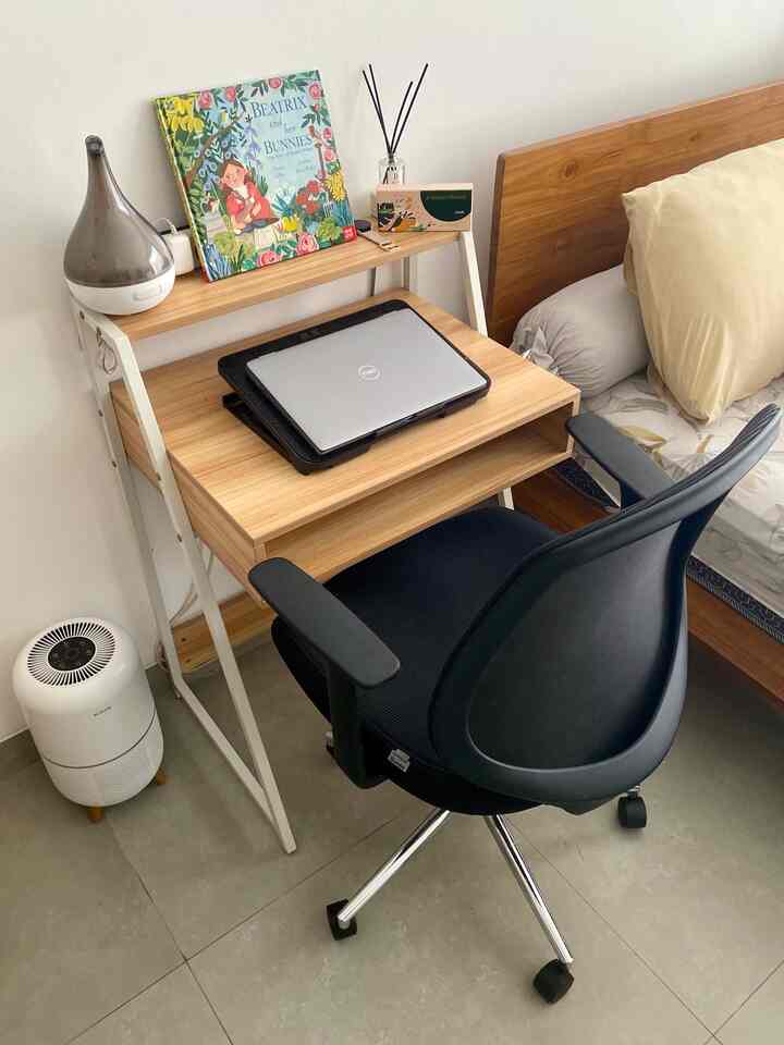 Menyambut hari Senin dengan beberes meja kerja. Yuk semangat yuk! 💪 #homeoffice #ruangkerja #mejakerja #inspirasimejakerja #bedroom #inspirasimeja #inspirasiruangan #homecafe #dekorasiruangbelajar 