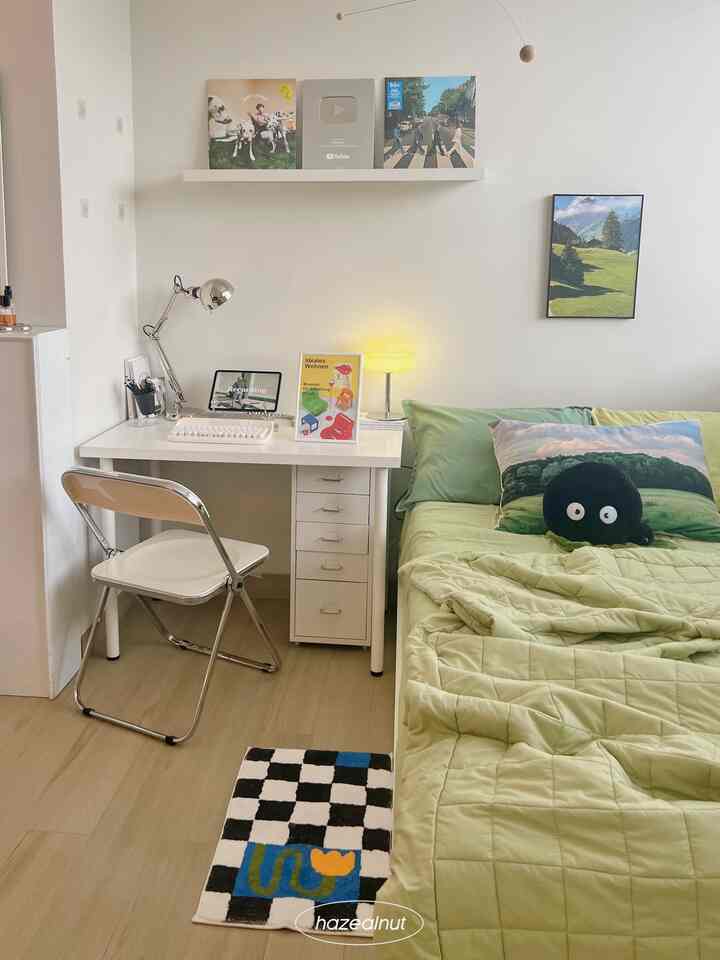ada dekorasi poster baru di meja, supaya kamar lebih berwarna. classic bauhaus wall art yang pajang di bingkai ikea. cakep✨

#hazealnut #bedroom #kamartidur #aestheticroom #koreanstyle #poster #bingkai #ikea #bauhaus 