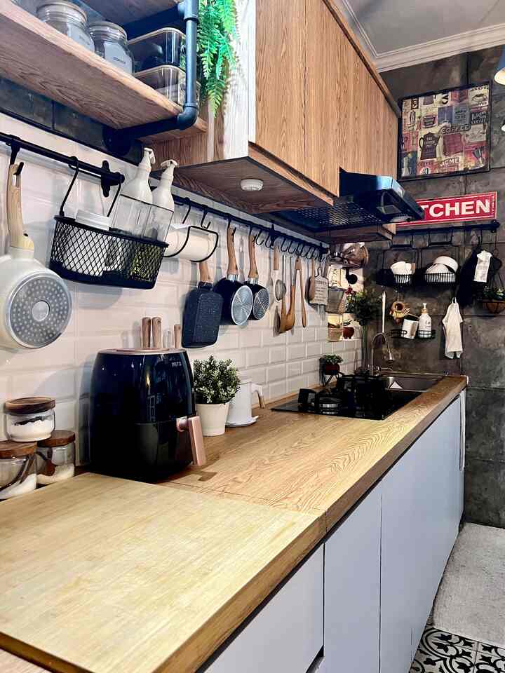 Selamat malam .. dari penampakan dapur di malam hari …., kenapa dapur lagi? Jadi kemarin tuh aku ada spill ketinggalan di dekorasi dapur. Apakah itu? …. Sticker Dekorasi kitchen set lemari bagian bawah warna putih 🫣😃. Merk Rona juga ukuran 122cmx50cm = Rp. 14.500,-. Awalnya warna abu2 gelap, lalu aku makeover sendiri pakai warna putih dan tanpa bantuan tukang, aku butuh 3,5m (7xRp. 14.500,- = Rp. 101.000,-), murah kaaan 😍😍. Mau samaan? Cari yg merk RONA ya 😘
.
#dapur #dapurestetik #kitchenbach #aesthetickitchen #rona #ikea #yoshikawa #panciyoshikawa #panciinduksi #panci #pot #potbunga #tanaman #tanamandalamruangan #tanamandeco 