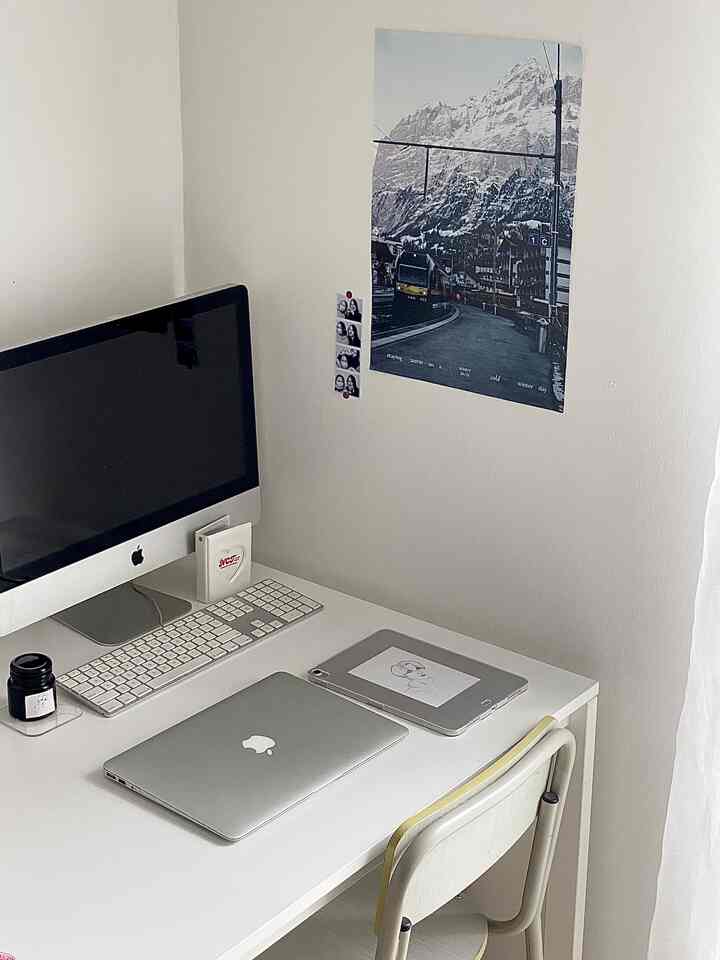 menurut ku, bagian home office pada ruang atau kamar tidur merupakan spot paling aesthetic. tak hanya dipenuhi gawai, saya hias meja ini dengan memberikan display beberapa koleksi perfume dan perhiasan di atas meja yang ditata dapat memberikan kesan elegan sekaligus motivasi untuk bekerja keras.  #aestheticroom #aesthetichomedecor #homestyling #minimalist #homeoffice #bedroom #mejabelajar #dekorasiruangbelajar #dekorasimeja 