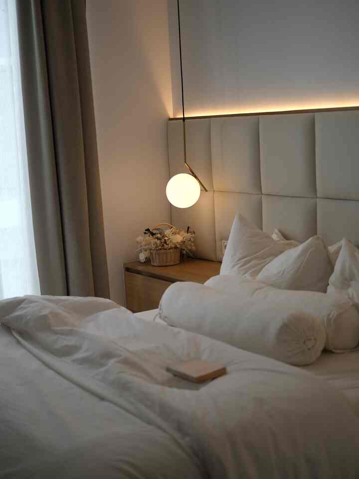 Ga ada abis nya post ruang tidur yang menurut kami super nyaman hihi entah kenapa kalo pakai fabric yg lembut dan warna nya putih tuh bikin cozy satu ruangan, ditambah pakai lilin aromaterapi kayanya auto deep sleep ya 😆✨

#cozybedroom #inspirasikamartidur #dekorasikamartidur #kamarkecil #minimalis #japandi #cozyroom