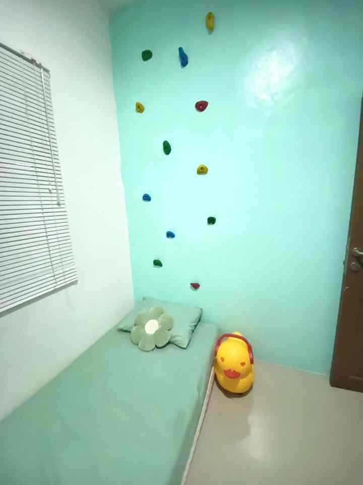 kamar anak yang sengaja kami buat simple tidak banyak barang membuat kamar mungil ini terlihat tidak pedat

#bedroom #colorfull #kamaranak #90sqm #minimalist #rumahcluster #depok #lifewithkids
