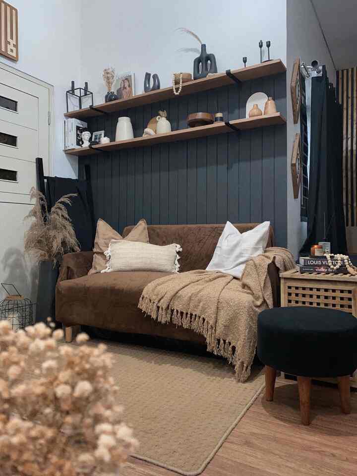 Abis #MakeOverRuangTamu pakai cover sofa baru, Vibes ruang tamu langsung berubah yaa, tadinya dominan hitam sekarang jadi coklat-coklat, jadi kesannya malah lebih rustic / vintage ternyata 🤭

#RuangTamuAesthetic
#RuangTamuCantik
#MakeOverRuangTamu
#boldandwarmdecor #rusticdecor #earthtonedecor #minimalist #aesthetic #rumahcluster #rumahmungil #rumahkecil #rumahminimalist #Bandung #livewithkids #dekorasiruangtamu #interiorrumah #dekorasirumah #inspirasiruangtamu #livingroom 