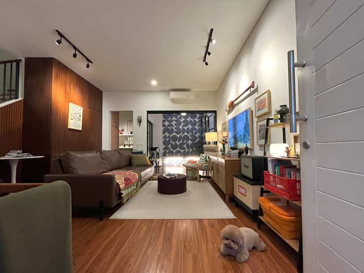 Sebenarnya, rumah mungil kami tidak memiliki ruang tamu khusus 🤭 Semua ruang dapat digunakan untuk menampung teman dekat & keluarga. Caranya adalah dengan memiliki kursi/kursi sebanyak mungkin + memberikan hiburan yang luar biasa — menggunakan Frame TV, speaker Marshall & Sade, anjing lucu kami 😁👌🏼

#mixedfeelingshome #ruangtamuaesthetic #ruangtamucantik #makeoverruangtamu #midcenturymodern #petfriendly #tinyhome