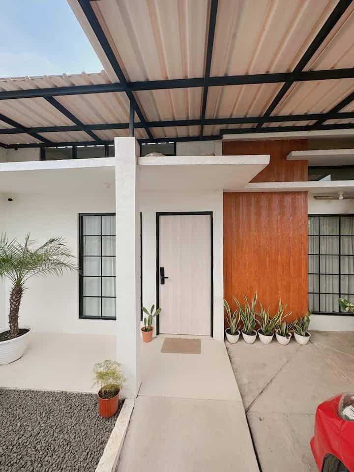 Fasad rumah ini adalah fasad asli dari developer, hanya saja kami mengganti warna cat, model jendela dan material dinding agar sesuai dengan tema rumah kami (yaitu tropical dan japandi) tanpa menghancurkan fasad bawaan.
Di sini kami pilih cat warna putih, jendela aluminium hitam kotak-kotak dan juga dinding asli berupa batu alam kami ganti menjadi wood plank.
Dengan mempertahankan design awal fasad, dan mengganti beberapa material, ternyata bisa mewujudkan fasad yang sesuai style kamu dengan budget yang lebih terjangkau.

#DesignFasad #IdeFasad #InspirasiFasad 