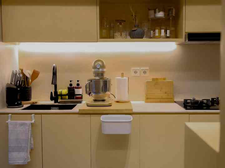 Dapur adalah jantung dari rumah,
Untuk itu saya buat sedemikian rupa nyaman sesuai kebutuhan saya sebagai pemilik ruma sekaligus dapur.
Dapur ini hanya segaris, dengan design minimalis. Terkadang tata letak dan isinya pun bisa berubah sesuai mood.

Salah satu cara saya menstyling dapur minimalis inipun sebenernya cukup simple, tidak banyak hiasan, karena memang cukup sempit.
Untuk disiasati dengan memilih peralatan dapur yang juga bisa dijadikan hiasan sekaligus, seperti pemilihan mixer impian yang pro dan warna yang senada, penggunaan toples2 yang estetik,penambahan perintilan tempat sampah gantung yang tentunya sangat membantu mempermudah saat proses menyiapkan bahan masakan

Dan kira-kira seperti inilah suasana dapur di malam hari di dapur minimalis kami.

#kitchenstyling
#kitchendecorideas
#kitchenmakeover
#japandihouse 
#japandihome 
#rumahcluster
#BSDcluster 