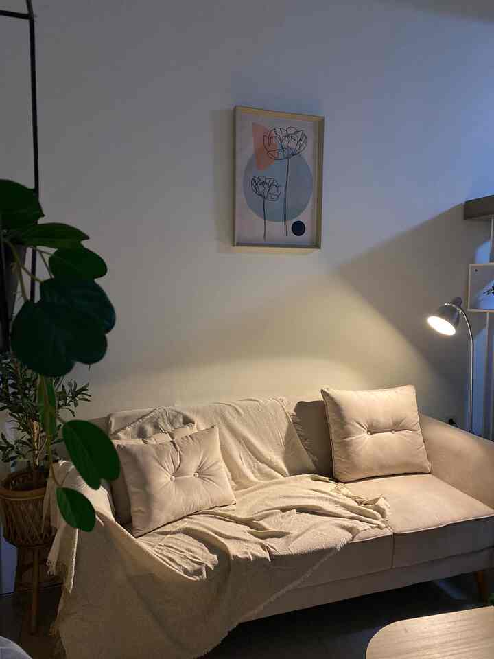 •Ruang tamu, juga merangkap sebagai living room•

Ruangan ini adalah bagian yang pertama kali aku dekorasi sejak pindahan rumah. Dan sampai saat inipun, proses pencarian furniture maupun dekorasi masih terus berjalan, perlahan, menyesuaikan kemampuan. Pemilihan dekorasi tetap disesuaikan dengan tema, yaitu scandinavian.

Di ruangan ini aku ingin menciptakan suasana hangat dan nyaman yang diaplikasikan dengan pemilihan warna senada serta furniture yang tidak begitu ramai, dan lampu tidur yang memberi kesan lebih dekat dan hangat. Terlebih pada waktu malam, saat semua anggota keluarga berkumpul
untuk melepas penat setelah berlelah seharian. 

Heningnya malam ditambah dengan redupnya lampu tidur dan celotehan dalam layar kaca membuat suasana menjadi hangat, terkadang sampai tidak sadar hingga terlelap.

#livingroomstyling #livingroomdecor #livingroommakeover #scandinavia #bandung #ruangtamu 