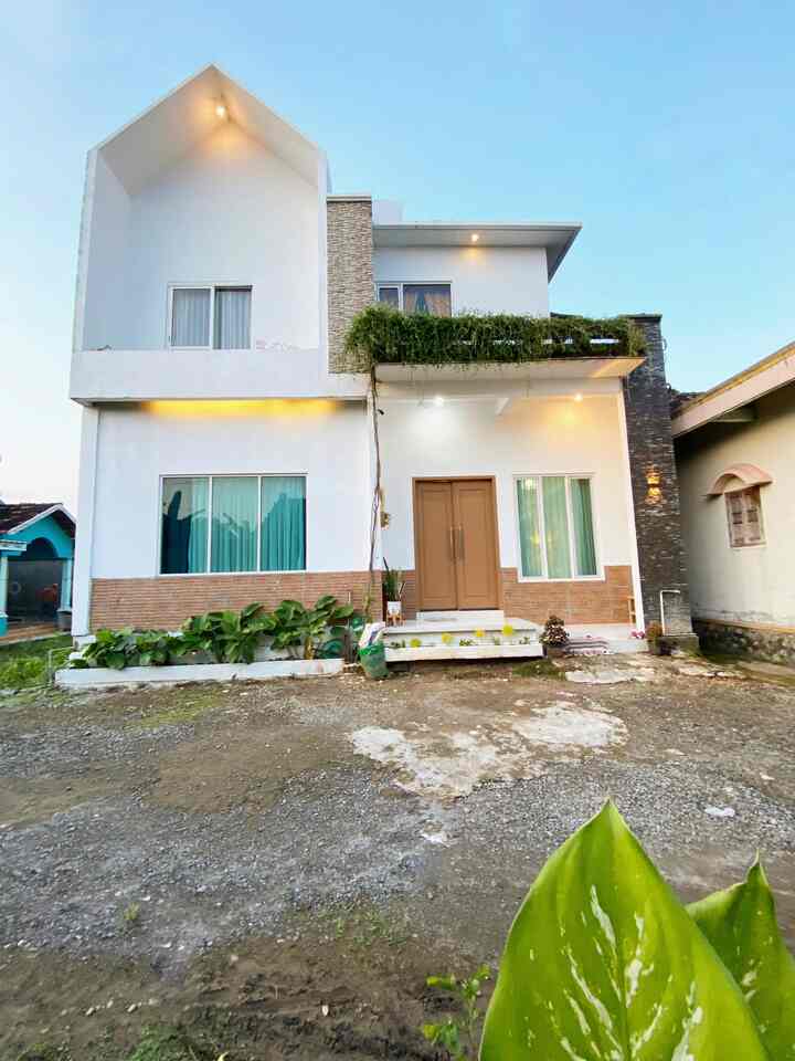 Fasad scandinavian
Untuk fasad aku pakai model pelana dengan material cor semen. Untuk genteng juga menyesuaikan atap pelananya.
Kenapa aku pilih model seperti ini, karna menurutku model ini cukup unik dan cocok dengan model rumah.

#designfasad #idefasad #inspirasifasad #fasadpelana #homedecoration 