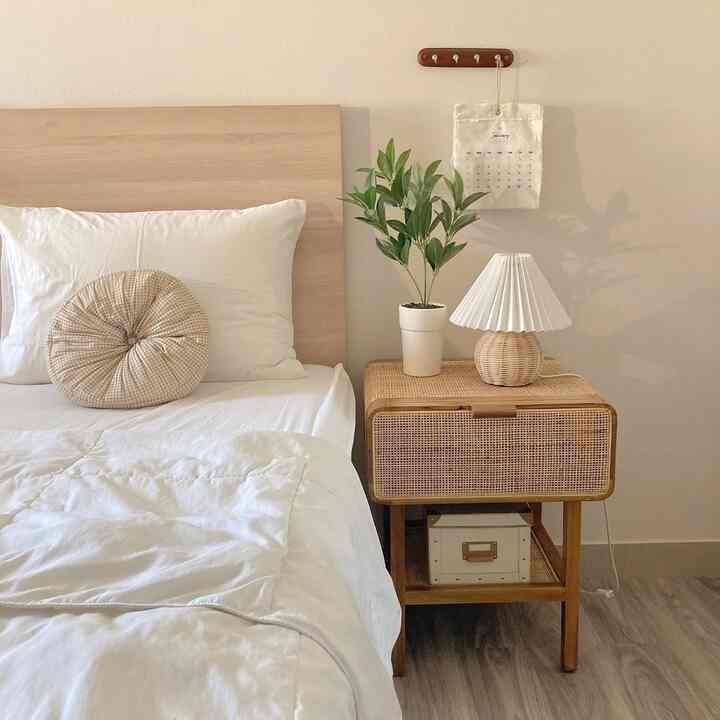 ベッドサイドの籐キャビネット✨

この籐のキャビネットが大好きです:) このキャビネットの気に入っている点は、ユニークなモデルと、さまざまなものを入れるのに十分な大きさのキャビネットです。広々とした収納スペースとしてだけでなく、装飾としても使用できます🤍

#ベッドルームスタイリング #Bedsidetable #BedroomDecoration #BedroomInspiration #rattancabinet #KoreanBedroom
