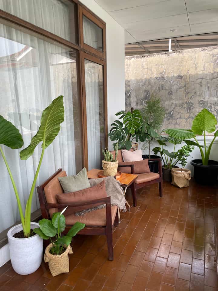 Minggu lalu aku abis decor balconyku! Here's the results. 
Yang aku lakukan adalah recycling dan berusaha untuk mendekorasi ruangan ini sih. Which turns on so gooood

Dengan elemen2 dekorasi ini, jadi membuat looksnya beda dan terlihat lebih hidup! I like it!

#fyp #home #homedecor #MyfavoriteHome #MyhouseStory #Myfavoriteitems