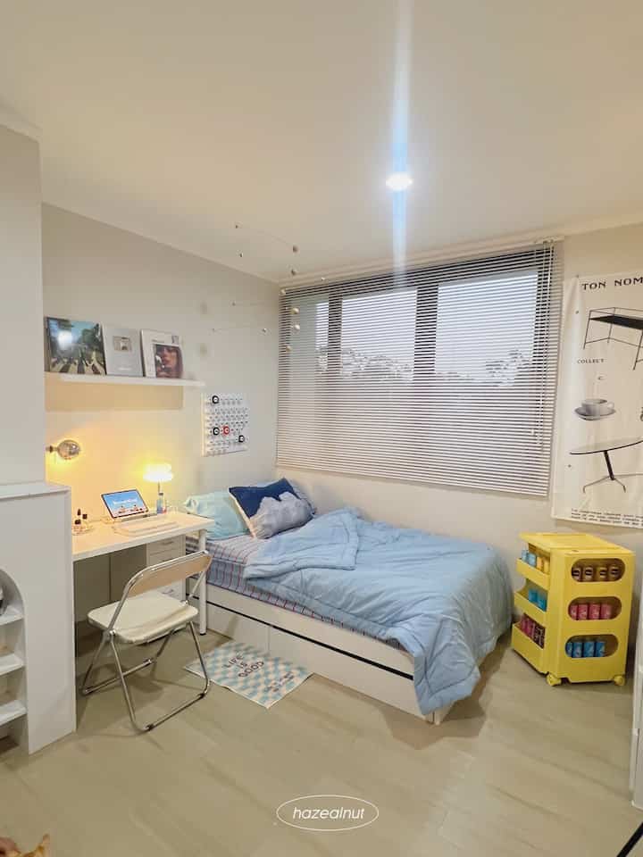 sengaja furniture di kamar tidur ini dominan serba putih, biar netral. Kalo bosen tiap bulan bisa gonta-ganti tema dekorasinya, tinggal ganti aja sprei + perintilan dekornya hehe. 

#myhomejourney  #ceritarumahku #myfavoriteroom #kamartidur #bedroom #kamarestetik #aestheticroom #pastelroom #hazealnut #atria #ikea #tempattidur 