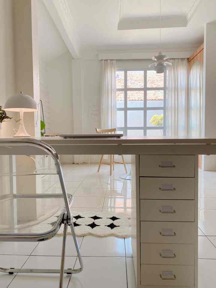 HOME OFFICE
Dalam mendesain rumah, aku ga pakai jasa arsitek ya. Ini semua aku yang desain dan decor, tentu aja cari-cari inspirasi dari pinterest, katalog IKEA, instagram dan juga dari aplikasi Ohouse. Aku pilih mana yang paling pas dirumahku dan masih dalam konsep minimalist. Aku ingin menciptakan rumah yang tidak hanya indah dilihat tapi juga nyaman untuk ditempati :) . Oiya ini spot baru dirumahku, alhamdulillah senang banget akhirnya punya ruang kerja sendiri :) .
#rumahtanpaarsitek #selfinterior #selfmakeover #selfrenovation #diy #homeoffice #aesthetic #minimalist 