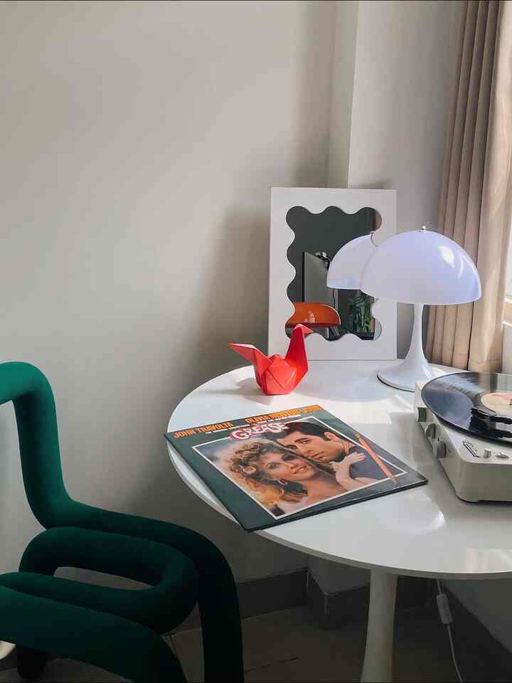 My favorit corner! 🤍 ✨

Mendengarkan lagu dari vinyl player membuat kesan vintagenya menjadi lebih berasa. Kali ini saya memutar lagu dari ost film "Grease" dengan lagu populernya "Hopelessly Devoted to You - Olivia Newton-John", berasa nostalgia banget rasanya🎵🎶

#roomdecor
#bedroom
#midcenturymodern
#bedroomideas
#favoritcorner
#bedroominspo